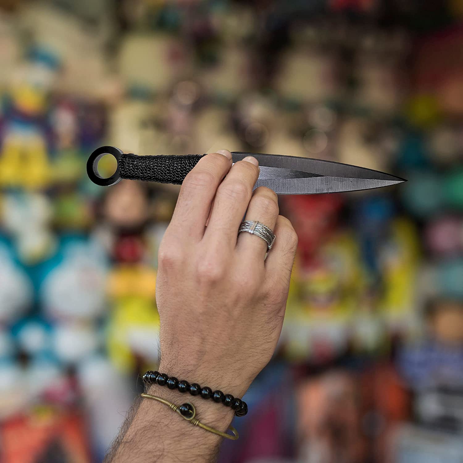 12 schwarze und silberne Wurfmesser mit Zielscheibe