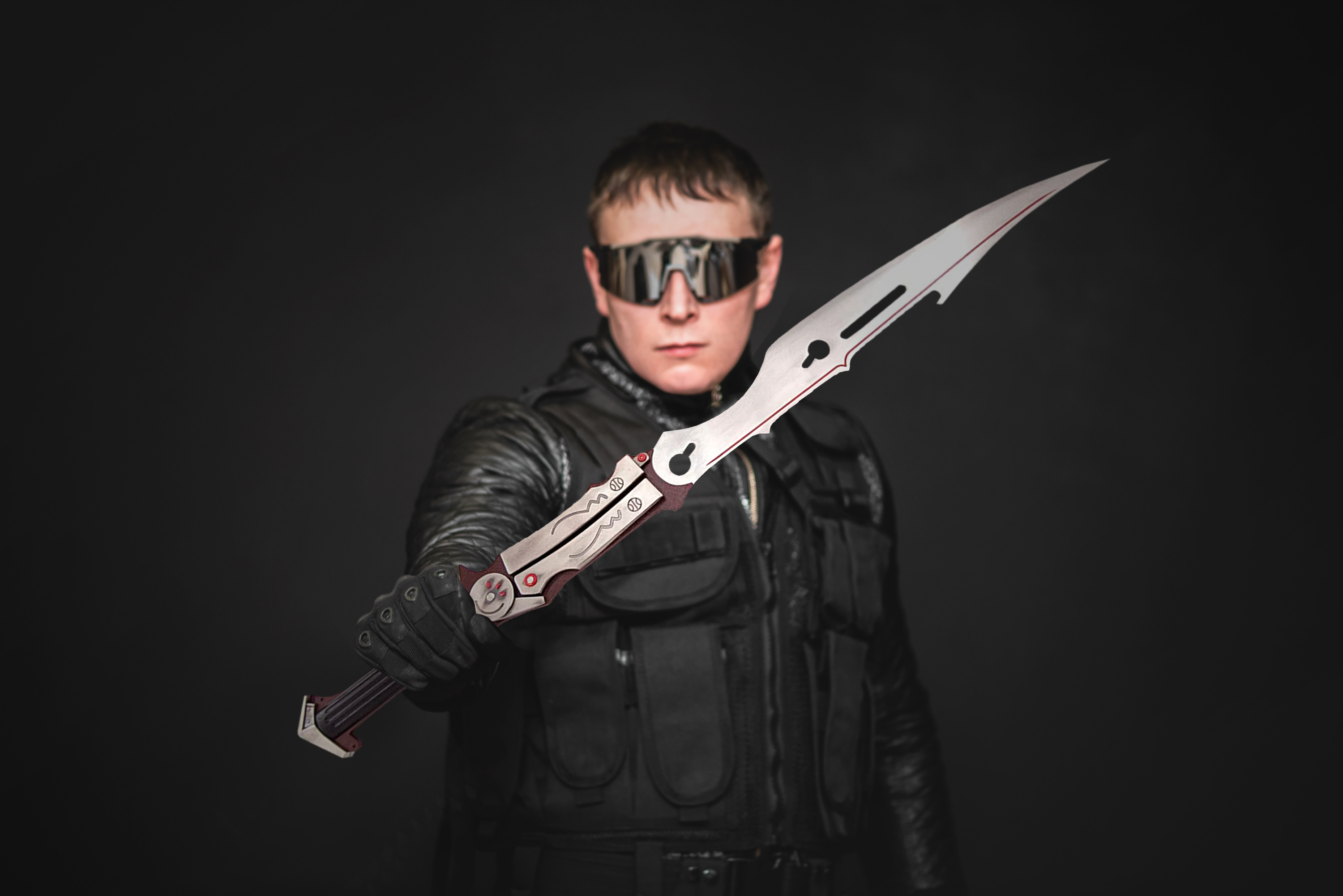 Final Fantasy Lightning Blazefire Saber Schwert 115 cm – FF13 Gunblade Replik Metall Cosplay Waffe mit Ständer – Gaming Sammlerstück Anime Deko Schwert