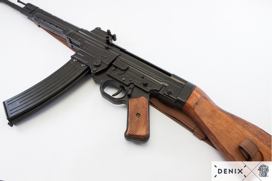 Deutsche MP 44 „Schmeisser“ mit Gurt aus Metall und Holz, 9 mm, 2. WK, 1943
