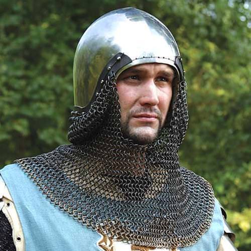 Mittelalterliches Bascinet mit Kettenhemd
