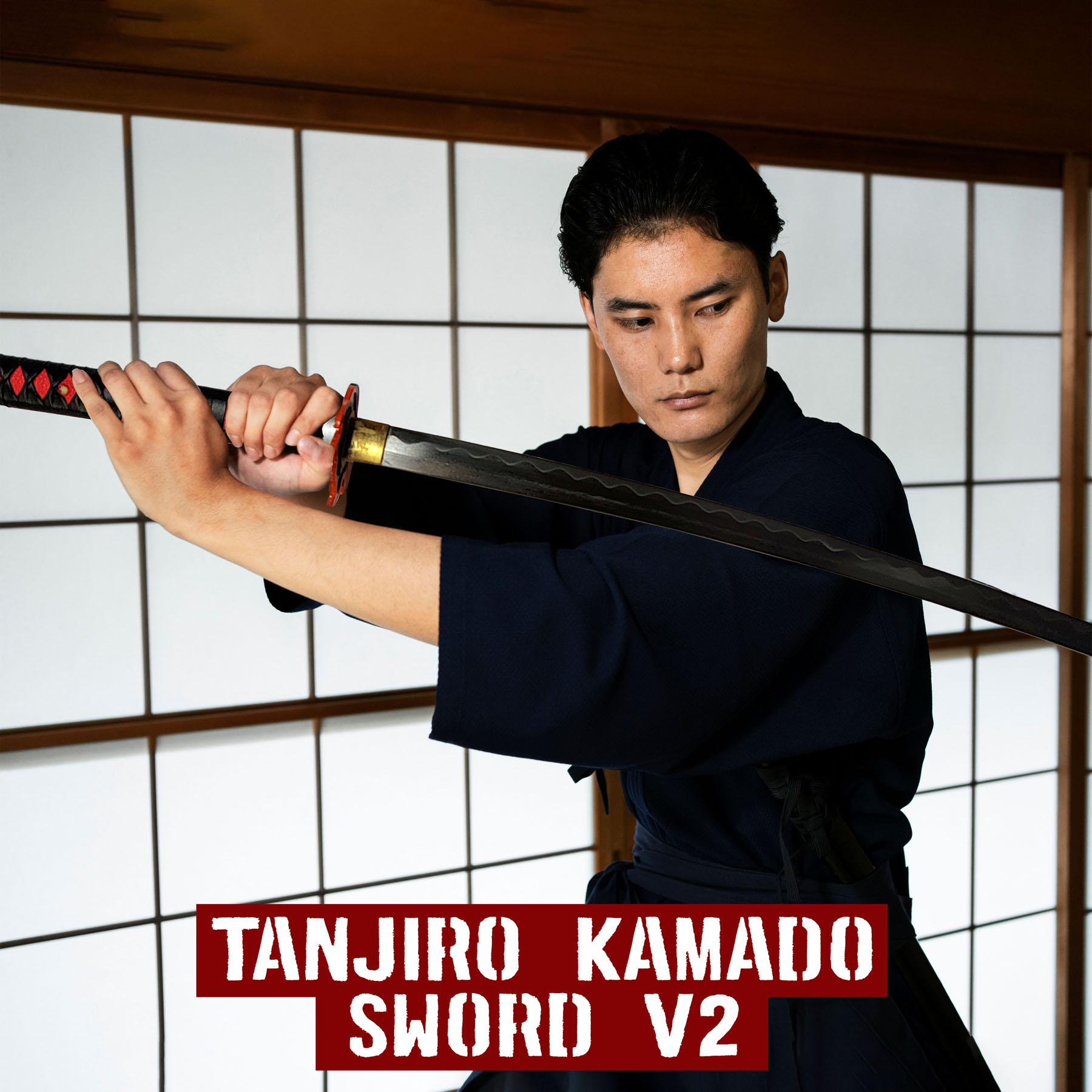 Demon Slayer Tanjiro Kamado Schwert v2 – Fire Breath | Handgeschmiedete Kohlenstoffstahlklinge 71 cm | Set mit Scheide, Ständer & Pflegeset | Sammlerschwert für Anime Fans