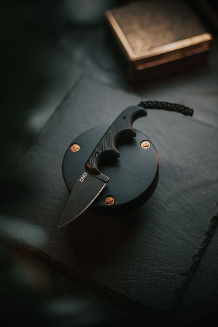 Minimalist Schwarz Drop-Point – Entwickelt von Alan Folts
