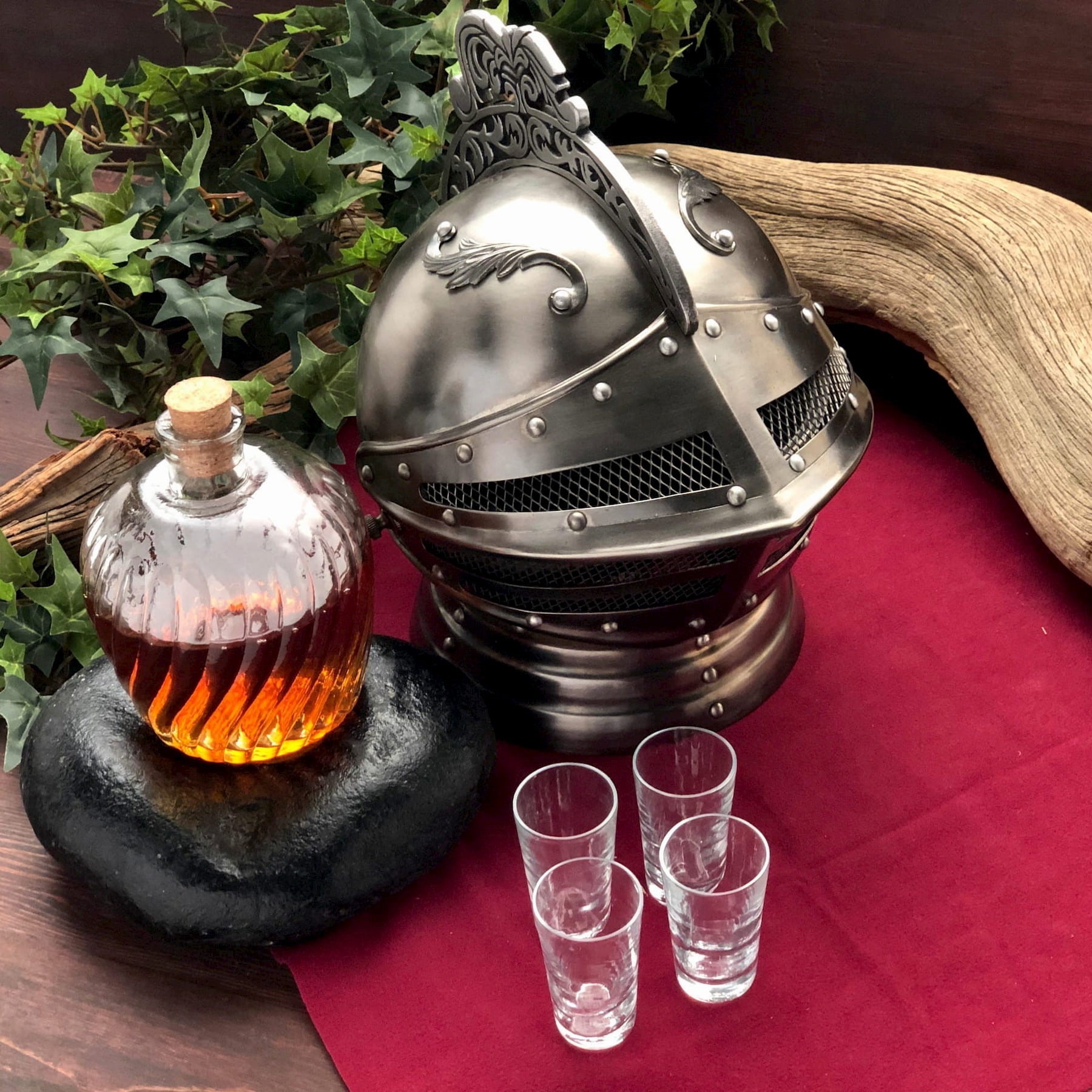 Mittelalterlicher Ritter Helm mit Dekanter Set