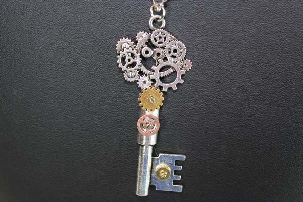 Steampunk Anhänger mit Kette - Schlüssel mit Zahnrädern