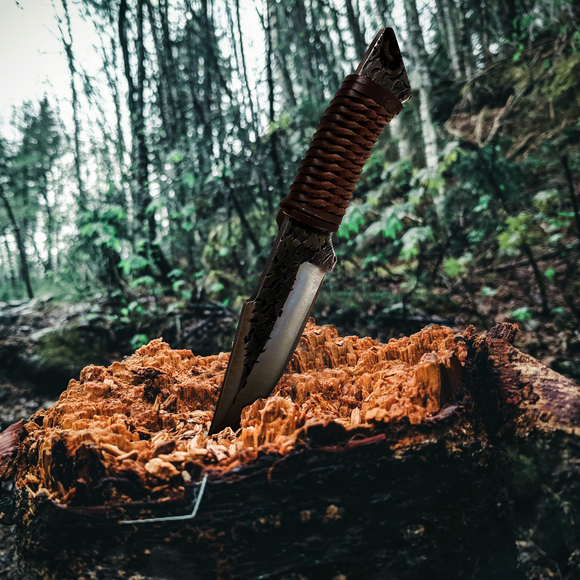 Handgeschmiedetes Jagdmesser im keltischen Stil mit Lederscheide