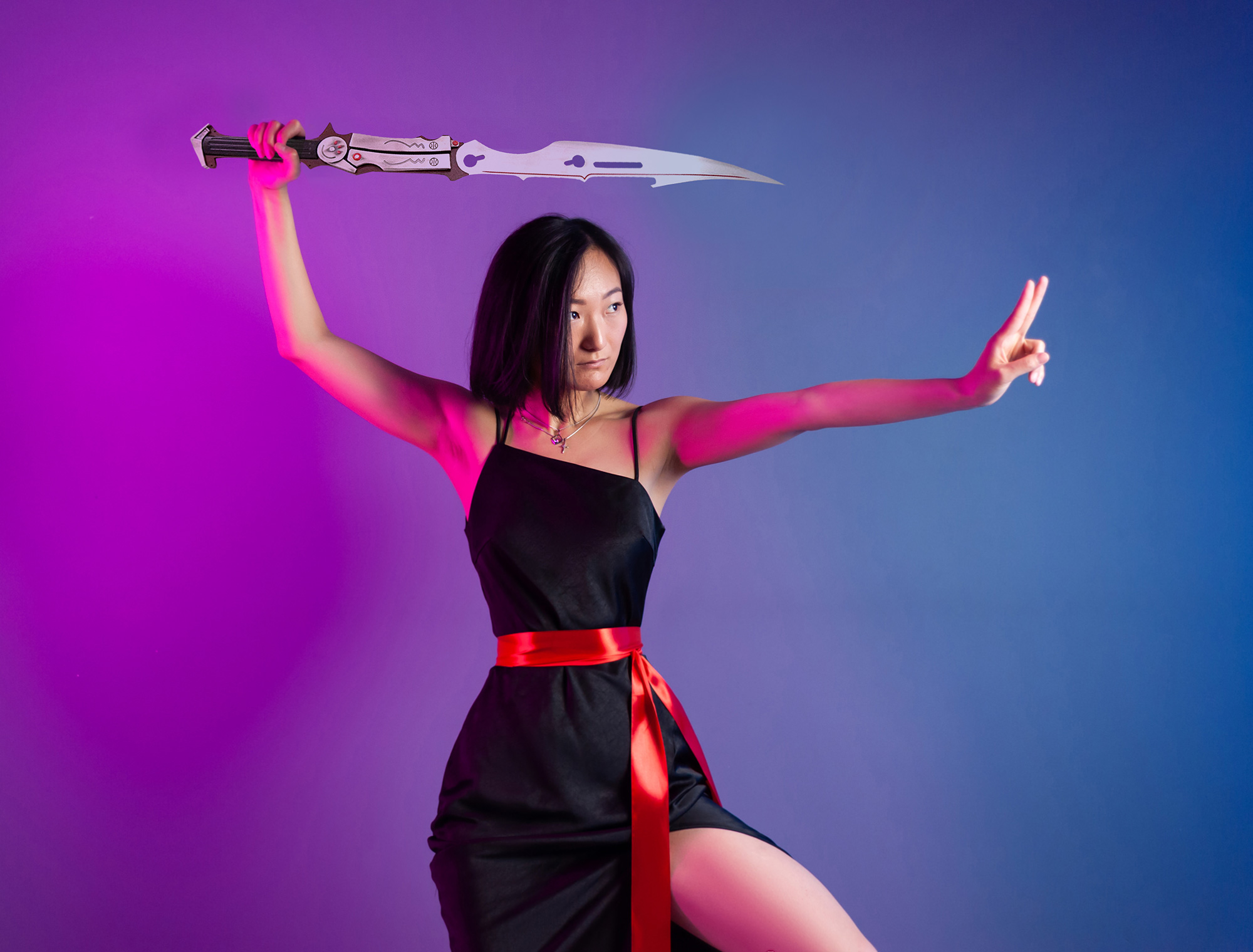 Final Fantasy Lightning Blazefire Saber Schwert 115 cm – FF13 Gunblade Replik Metall Cosplay Waffe mit Ständer – Gaming Sammlerstück Anime Deko Schwert