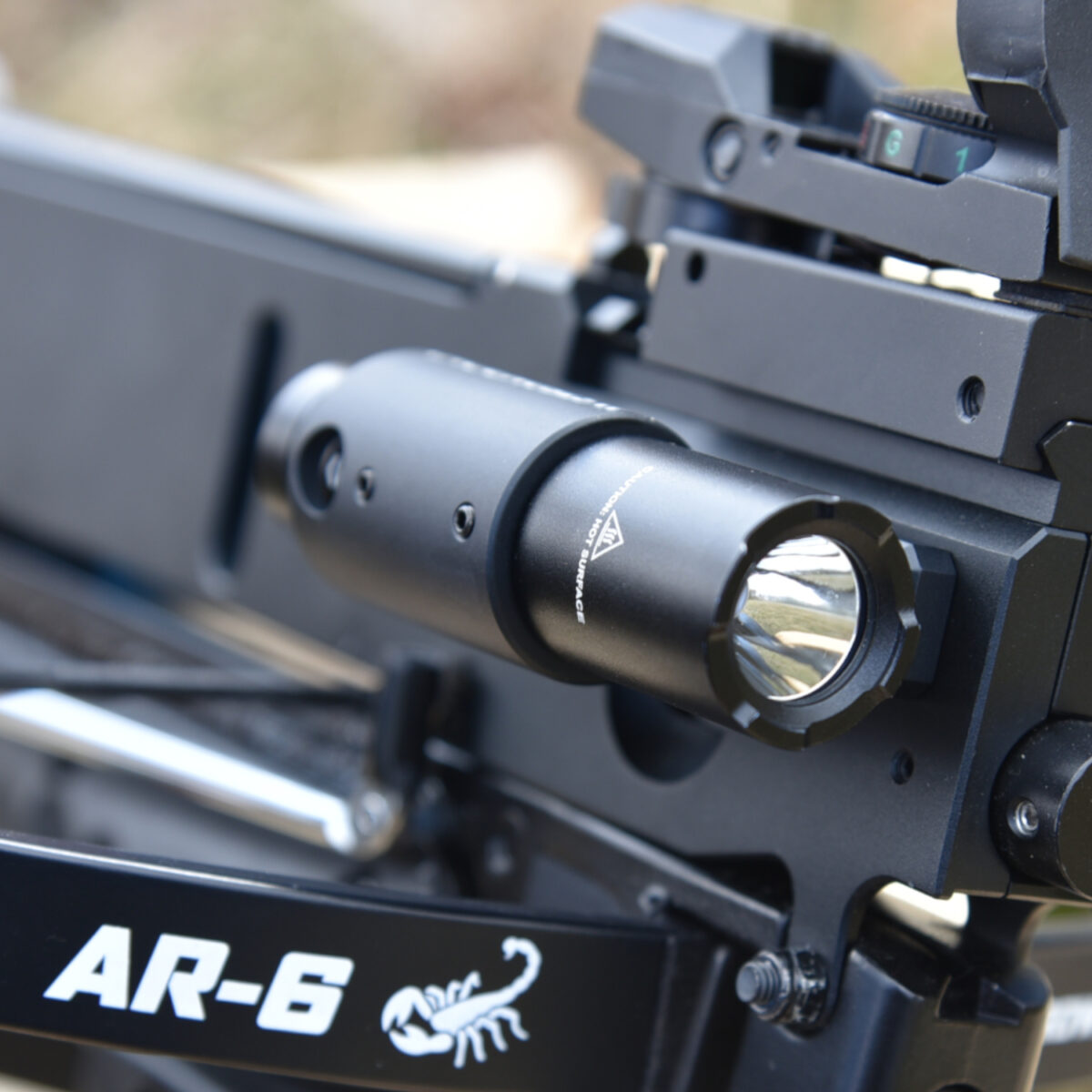 Stinger – taktische Lampe inkl. Universalhalterung