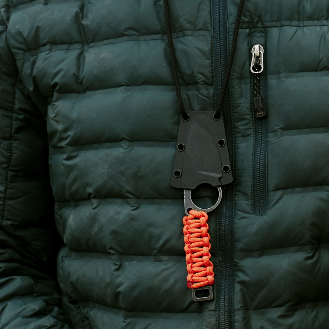 Tailbone mit festgestellter Klinge, Schwarz